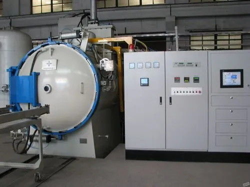 calidad  1300C Max. Temperature Vacuum Oil Quenching Furnace 380V Adjustable Voltage fábrica